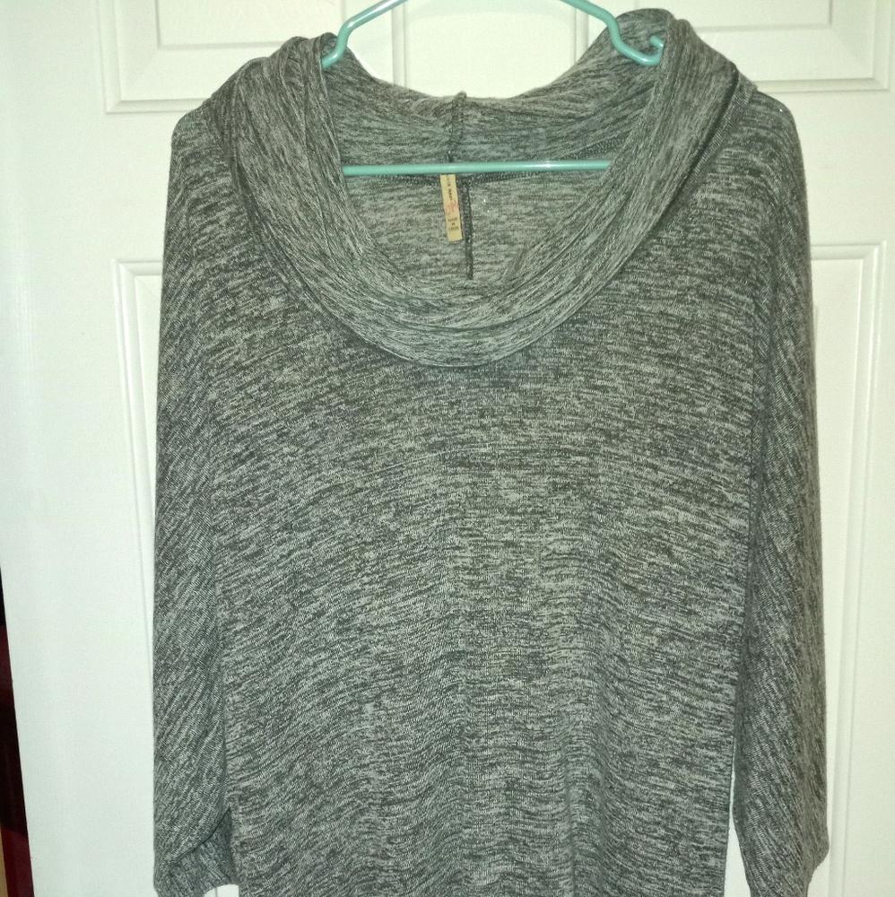 Grey quarter length shirt